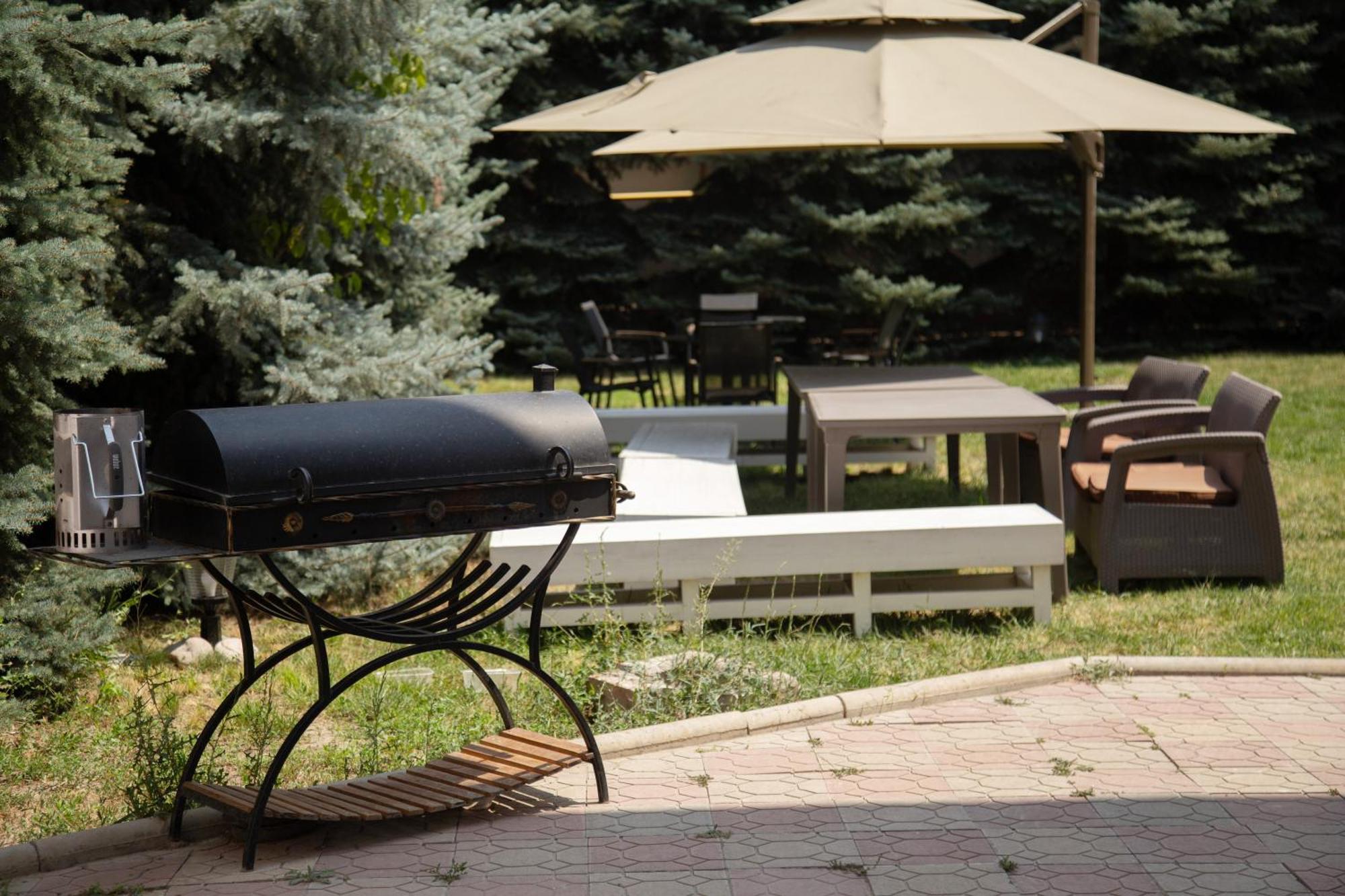 People Guest House Bishkek Exteriör bild