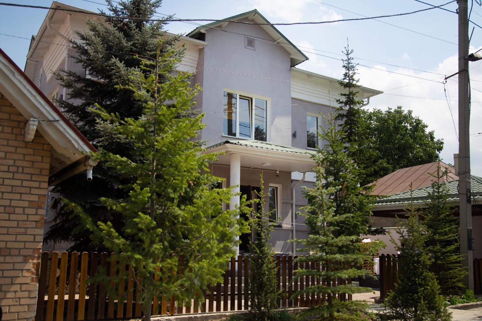 People Guest House Bishkek Exteriör bild